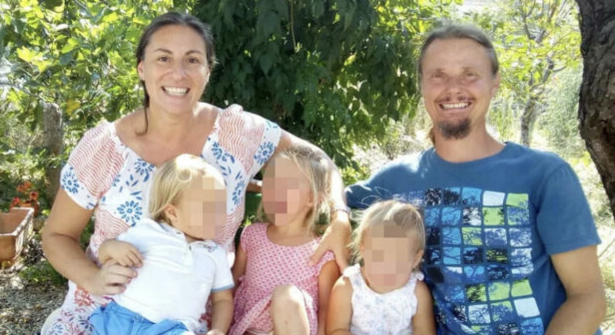 Famiglia nel bosco, i servizi sociali: “Sì al ricongiungimento se i bimbi vanno a scuola”