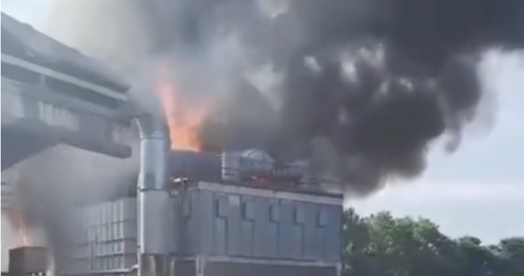 a fuoco la famosa fabbrica italiana una forte esplosione e poi le fiamme soccorsi sul posto da Thesocialpost.it a fuoco la famosa fabbrica italiana una forte esplosione e poi le fiamme soccorsi sul posto