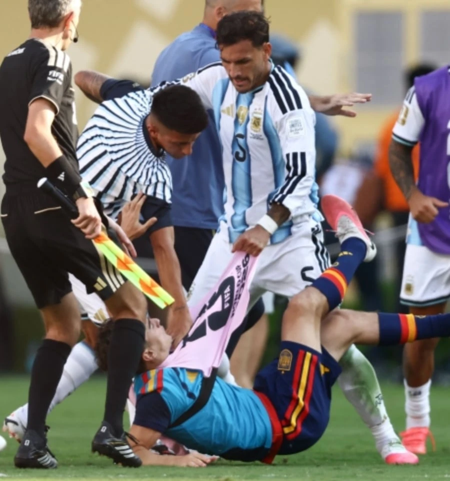 La tensione in campo dopo la finale tra Spagna e Argentina