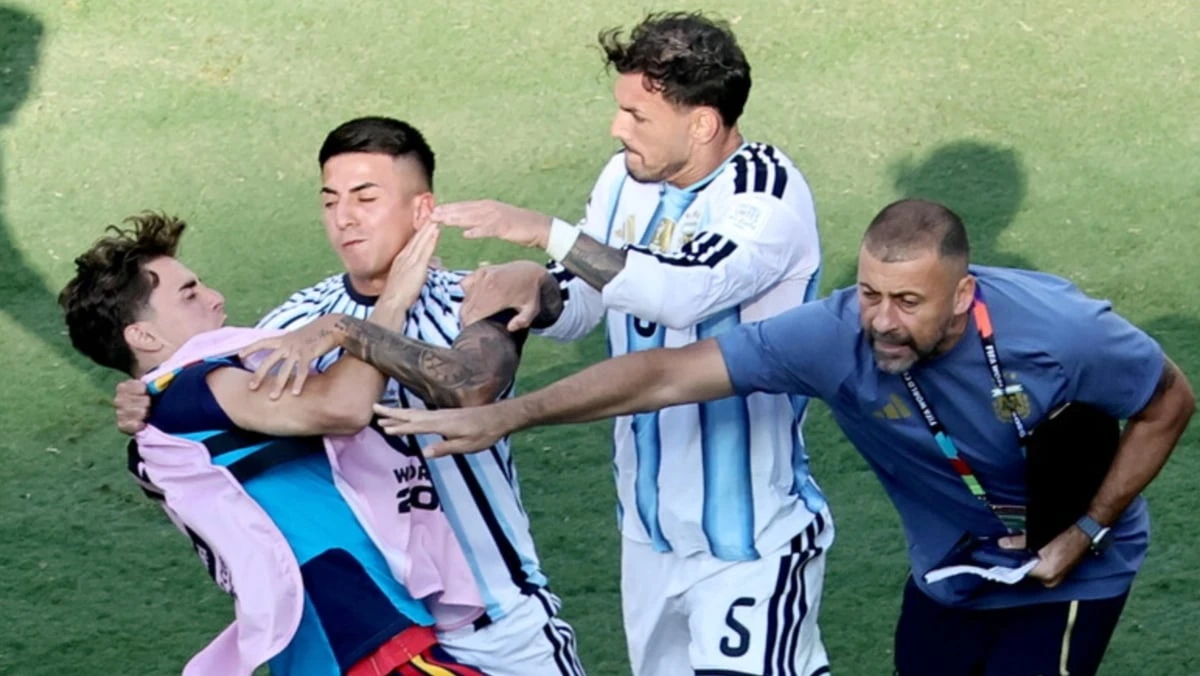 Momenti della rissa tra Spagna e Argentina dopo la finale del Mondiale