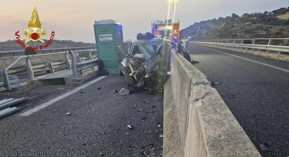 I soccorsi dopo il grave incidente sulla SS 131 Dcn, in Sardegna