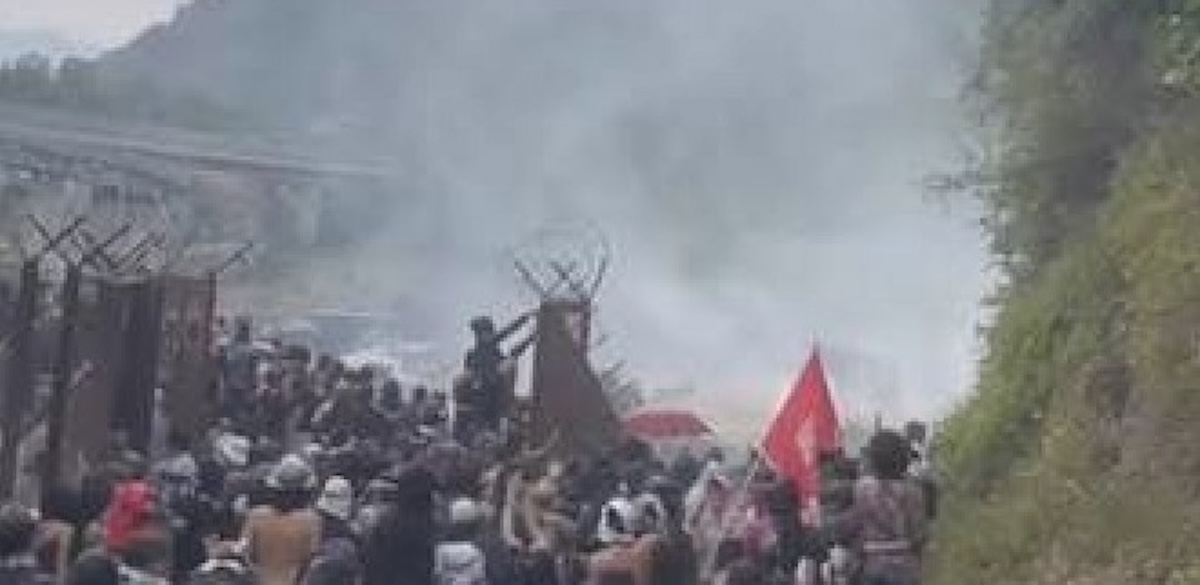 no tav sfida allo stato il folle messaggio dopo la guerriglia in val di susa da Thesocialpost.it no tav sfida allo stato il folle messaggio dopo la guerriglia in val di susa