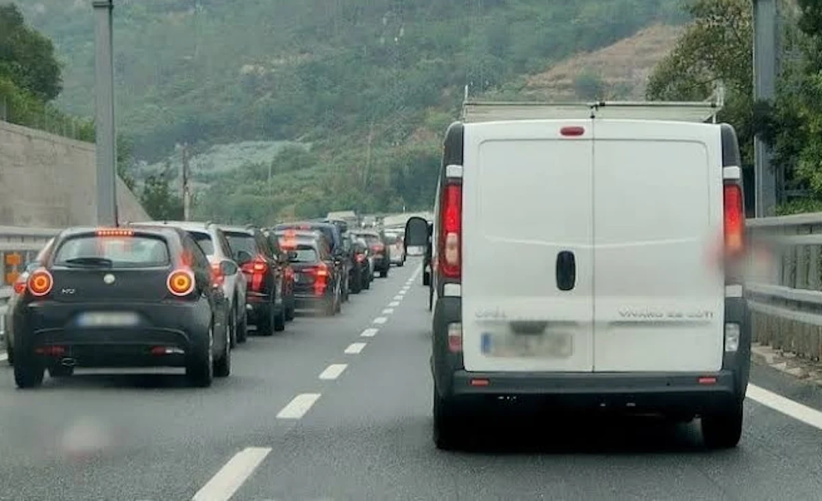 Mezzi di emergenza e forze dell’ordine sul luogo dell’incidente
