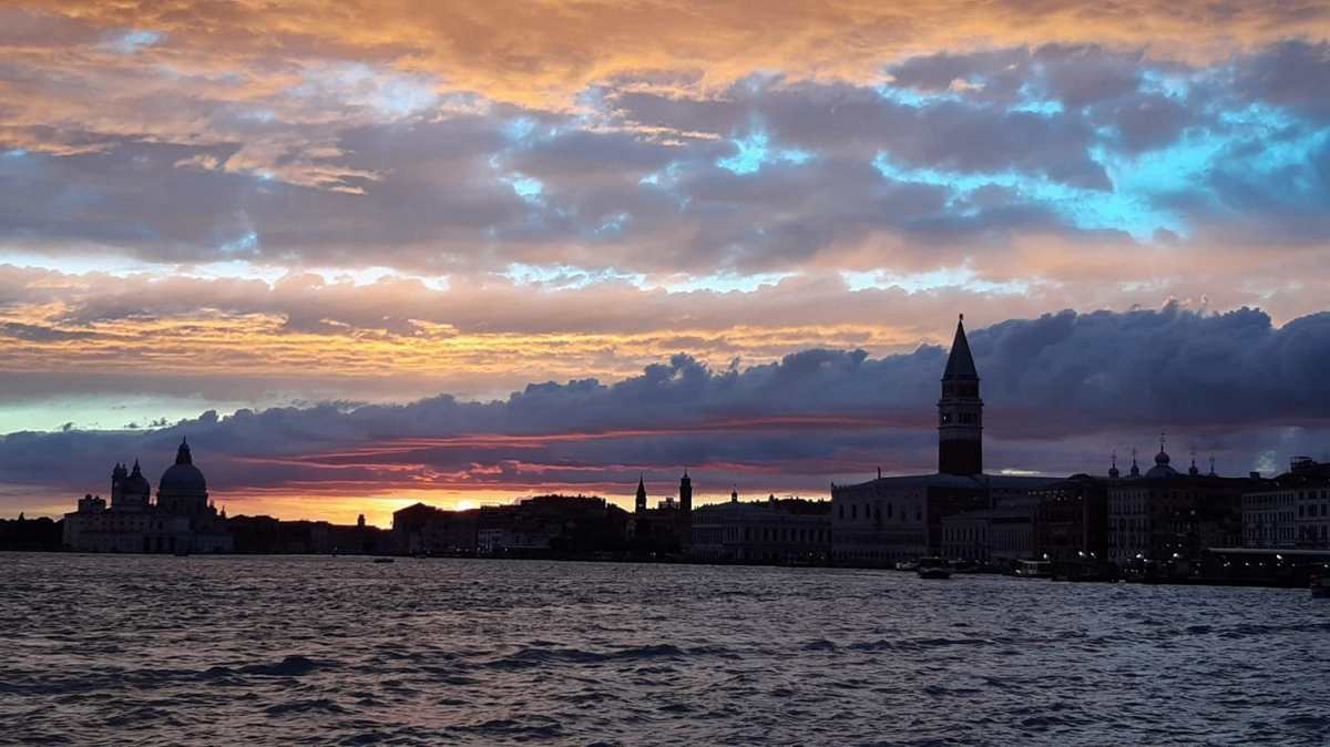 Acqua alta a Venezia in piena estate: un evento eccezionale che non si vedeva da anni