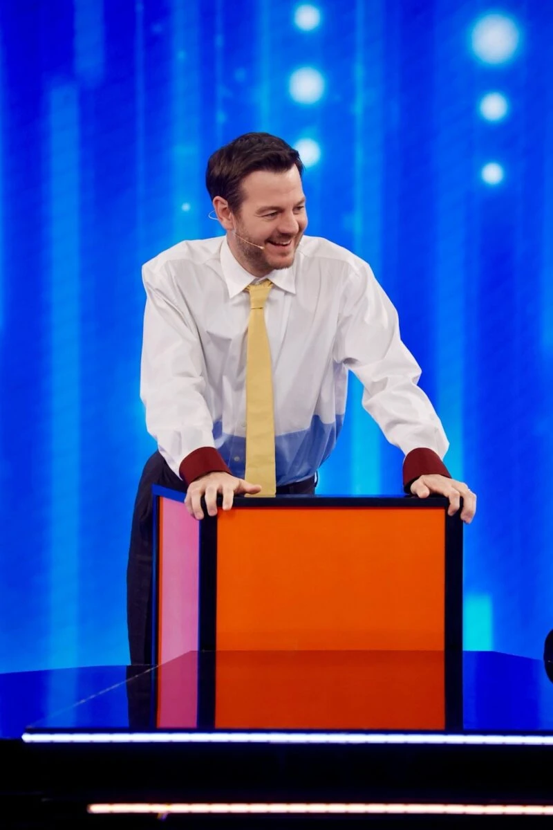 Alessandro Cattelan durante il serale di Amici