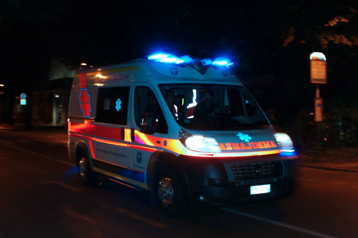 Ambulanza di notte: soccorsi del 118 intervenuti sul luogo dell’incidente