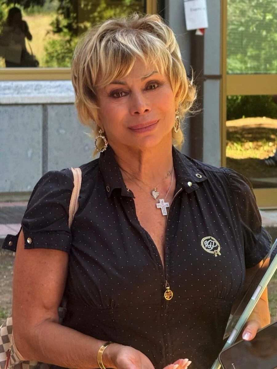 Carmen Russo ed Enzo Paolo Turchi con la figlia Maria: foto della giornata del traguardo scolastico