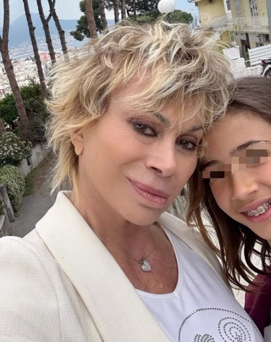 Carmen Russo con la figlia Maria durante la giornata dell’esame di terza media