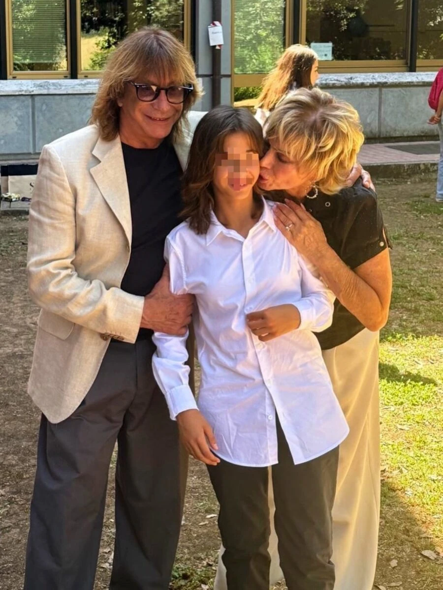 Foto condivisa sui social da Carmen Russo per celebrare l’esame di terza media della figlia Maria