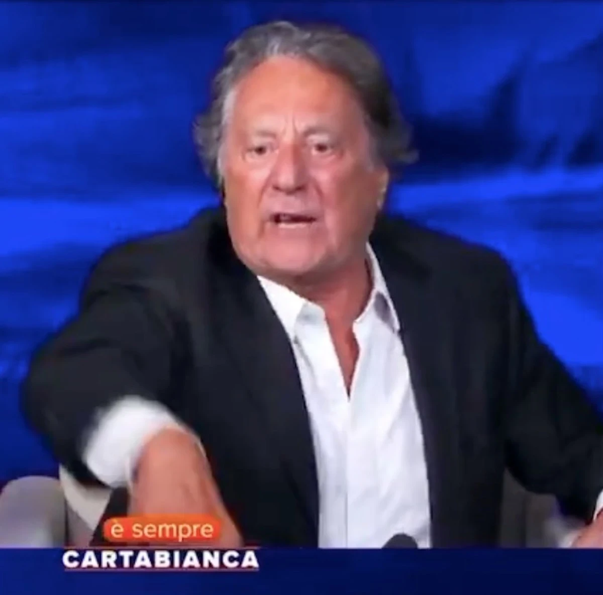 Enzo Iacchetti durante una puntata di Striscia la Notizia