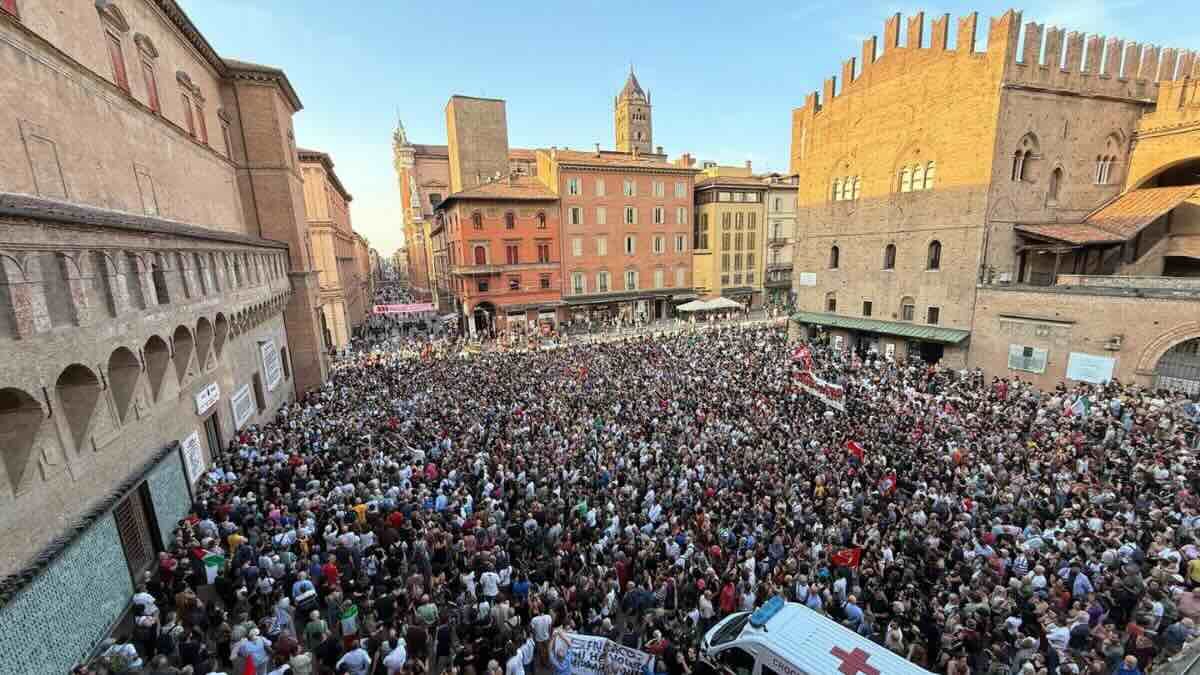 Scontri al corteo per Fakir, tensione a Bologna mentre la piazza chiede verità e giustizia