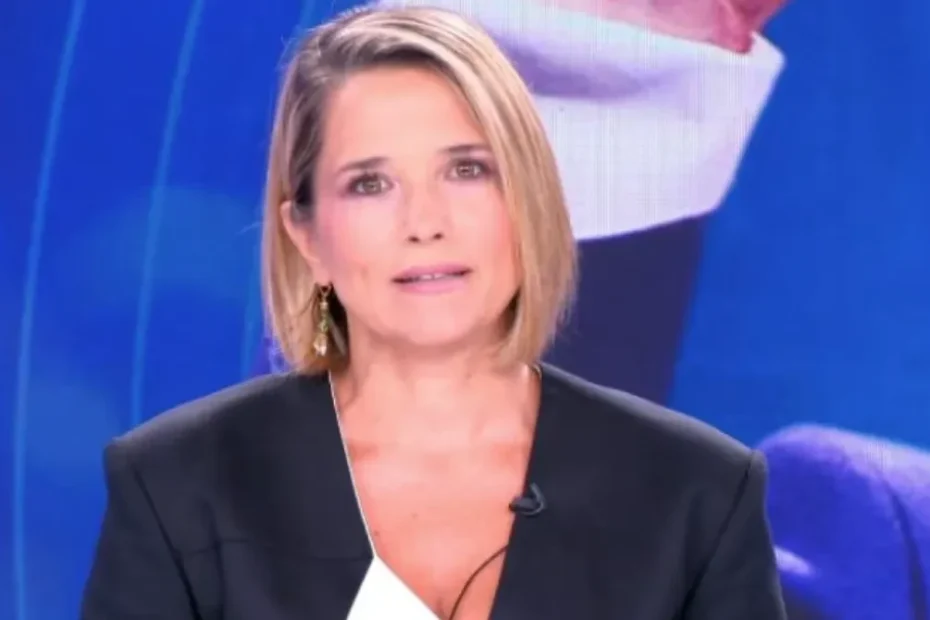 Illustrazione simbolica di uno studio televisivo con sedie vuote, a rappresentare l'addio temporaneo della conduttrice