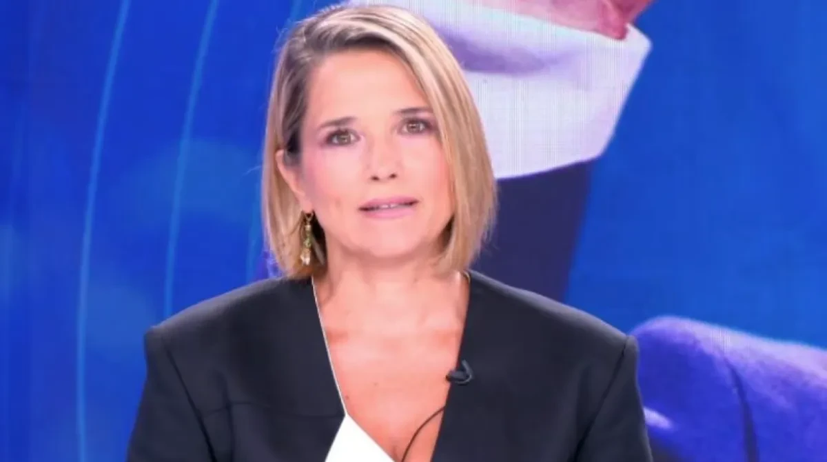 Illustrazione simbolica di uno studio televisivo con sedie vuote, a rappresentare l'addio temporaneo della conduttrice