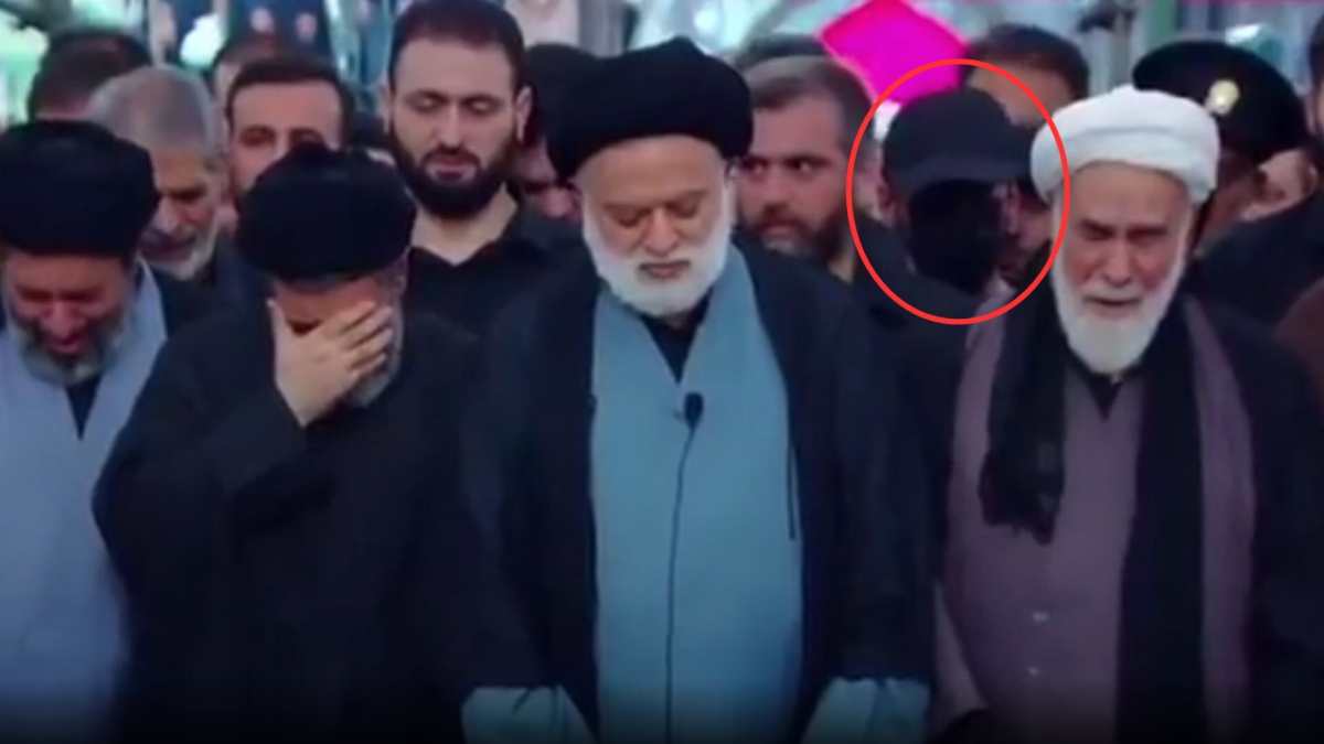 Iran, giallo ai funerali di Khamenei: chi è l’uomo con il volto coperto?