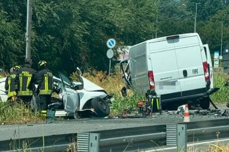 Mezzi di soccorso intervenuti dopo il grave incidente stradale