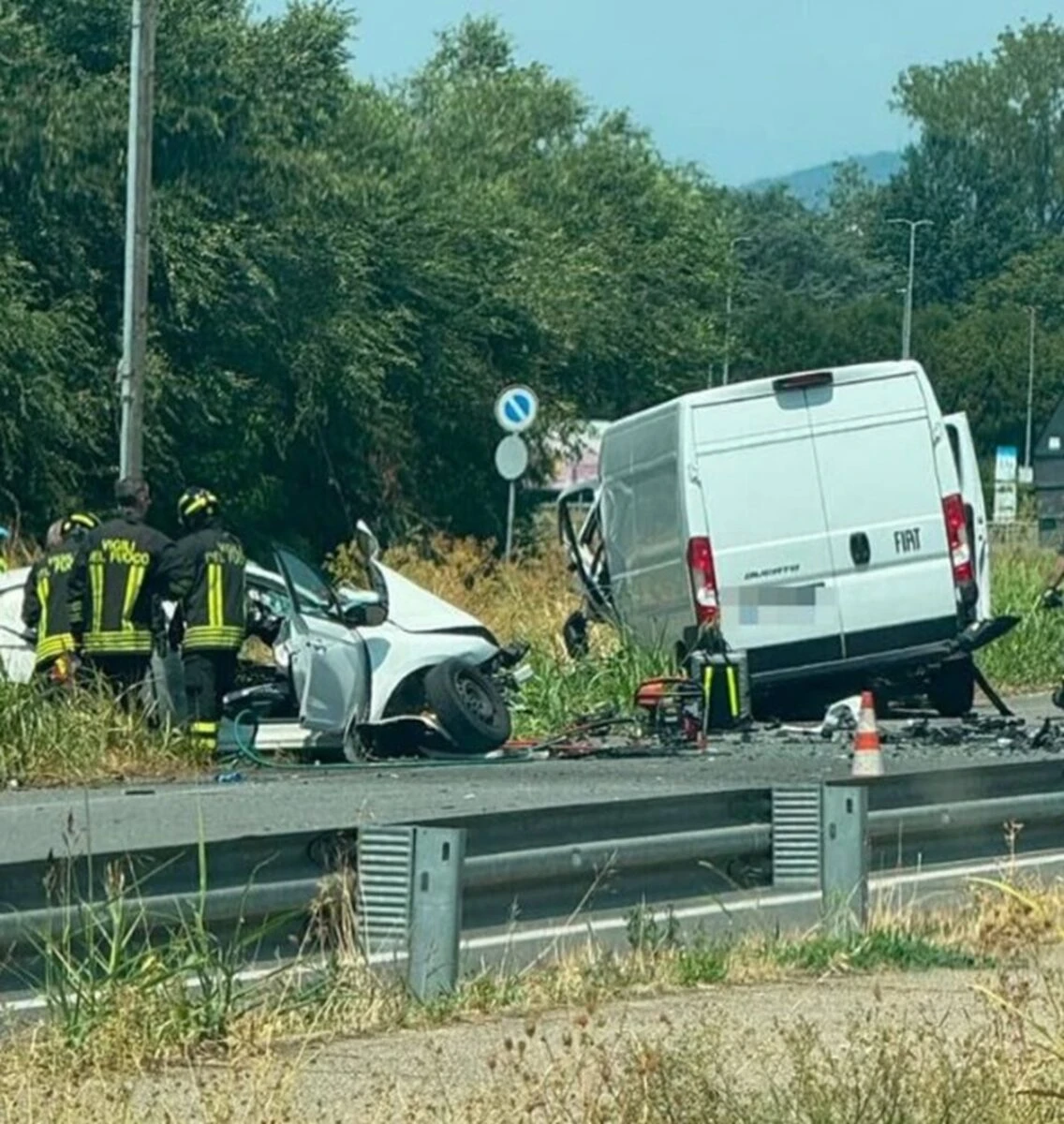 Mezzi di soccorso intervenuti dopo il grave incidente stradale