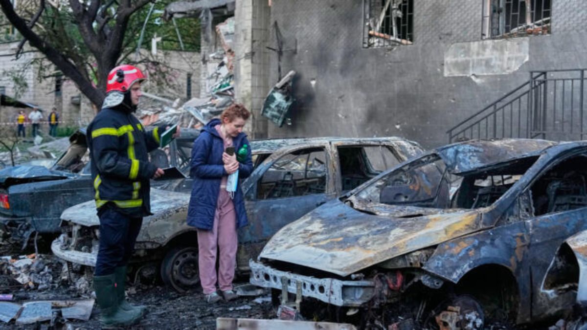 Pioggia di missili sull’Ucraina: raid russi devastano Kiev e altre città, almeno 20 morti e 142 feriti