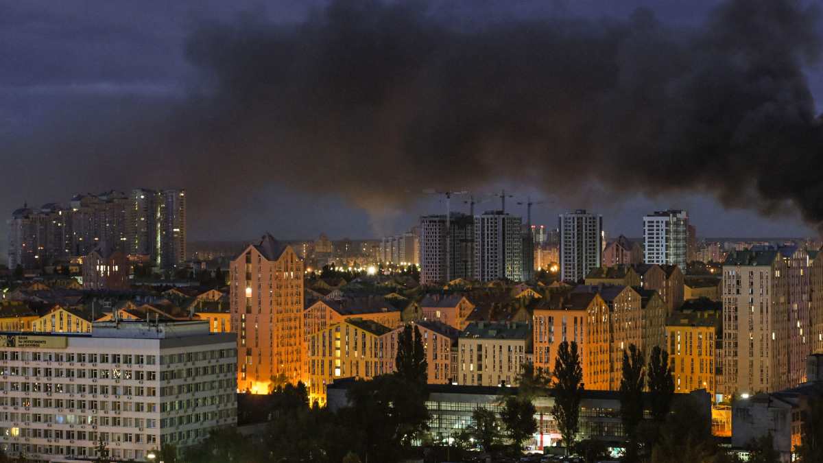 notte di fuoco tra russia e ucraina kiev sotto attacco colpita una raffineria russa da Thesocialpost.it notte di fuoco tra russia e ucraina kiev sotto attacco colpita una raffineria russa