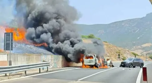 fiamme sulla statale incidente spaventoso un morto e tanti feriti tragedia immensa da Thesocialpost.it fiamme sulla statale incidente spaventoso un morto e tanti feriti tragedia immensa