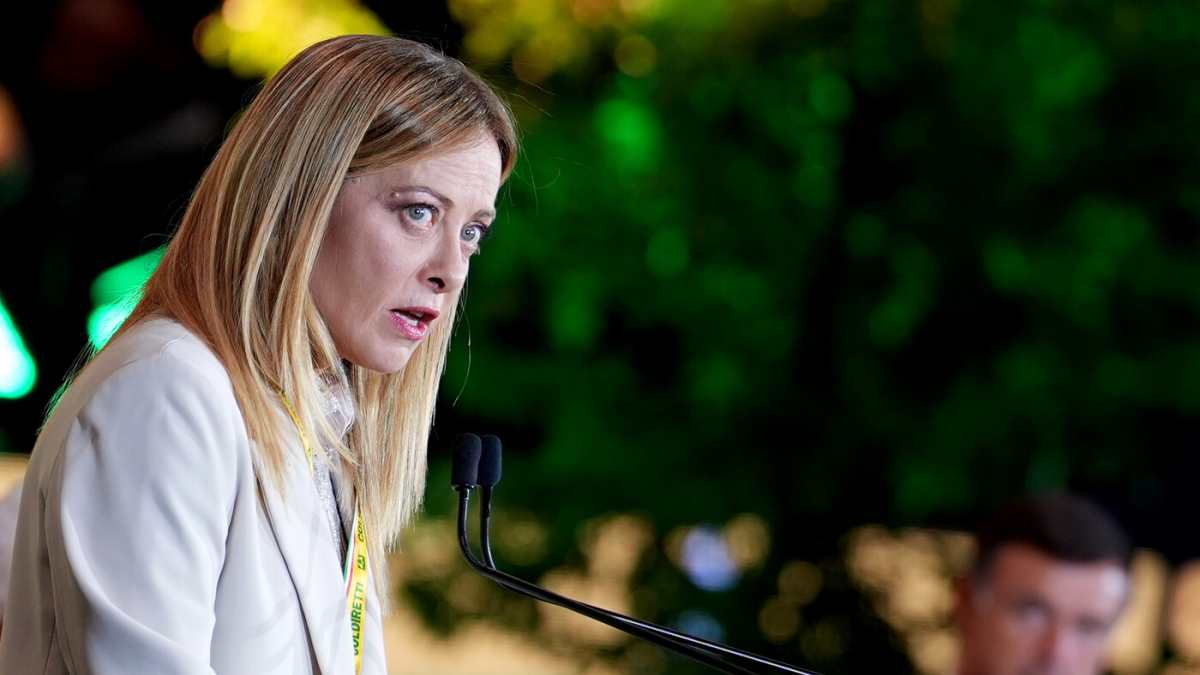 Giorgia Meloni al Congresso Uil: “Io l’unica premier a farlo”. Salari e pensioni, schiaffo a Landini
