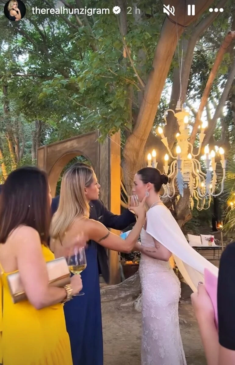 Michelle Hunziker al matrimonio di Aurora Ramazzotti in abito blu