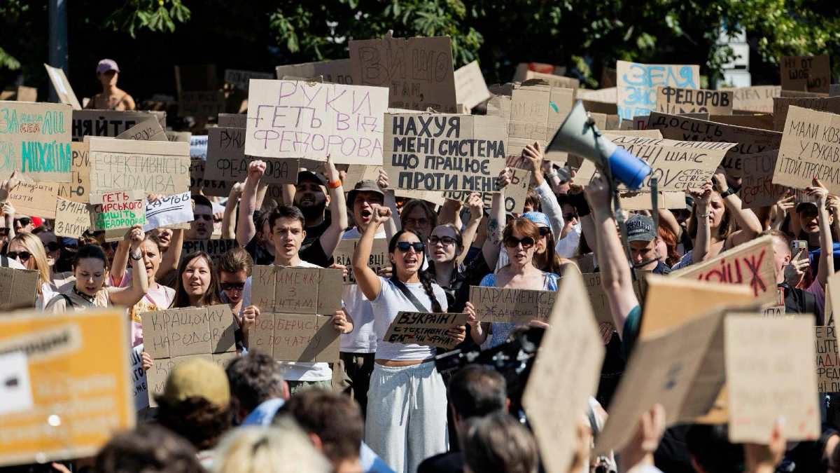 Svolta a Kiev, cambia tutto: ecco il nuovo premier, ma la piazza protesta