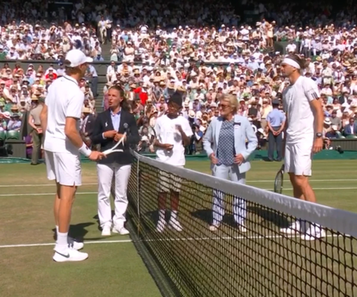 Jannik Sinner e Alexander Zverev all'inizio della finale di Wimbledon