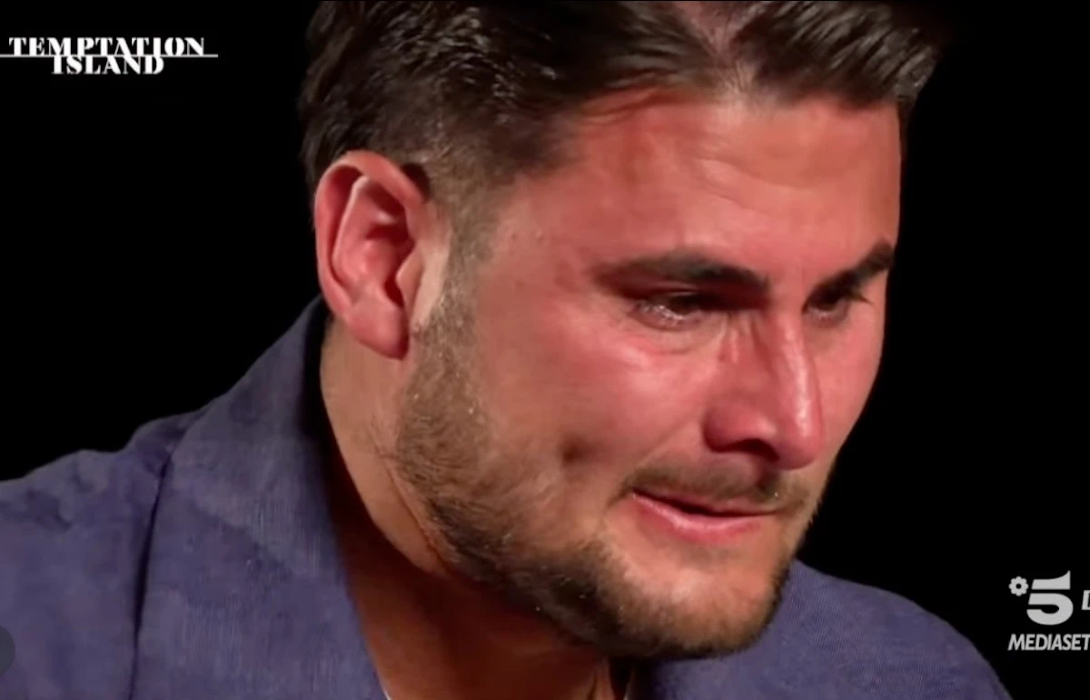 Diamante in lacrime durante il falò di Temptation Island