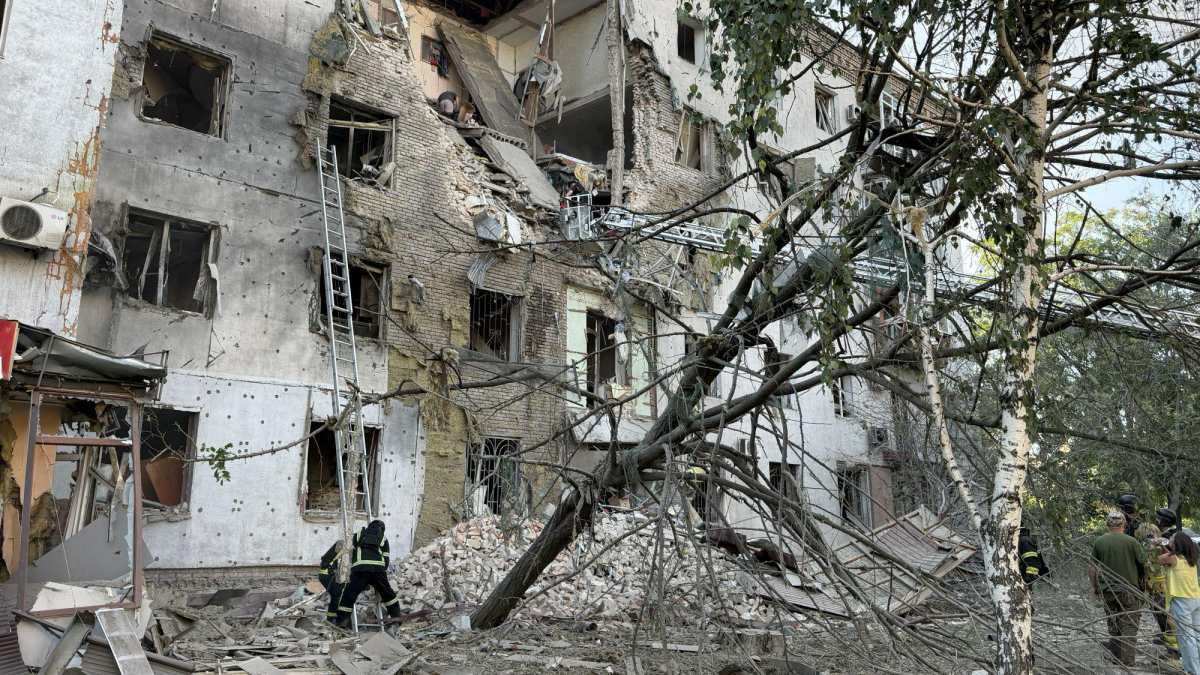 Ucraina, nuova pioggia di bombe russe: morti e decine di feriti, Kiev colpisce un deposito di petrolio
