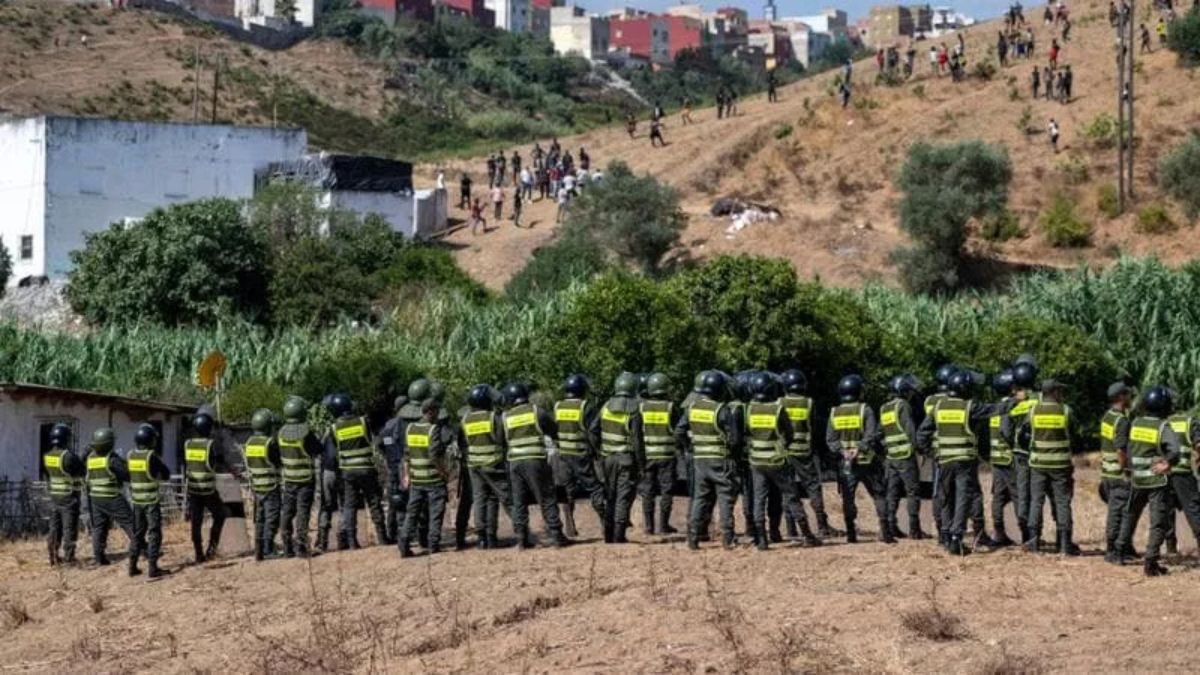 ceuta tensione al confine il marocco disperde i migranti con i gas lacrimogeni da Thesocialpost.it ceuta tensione al confine il marocco disperde i migranti con i gas lacrimogeni