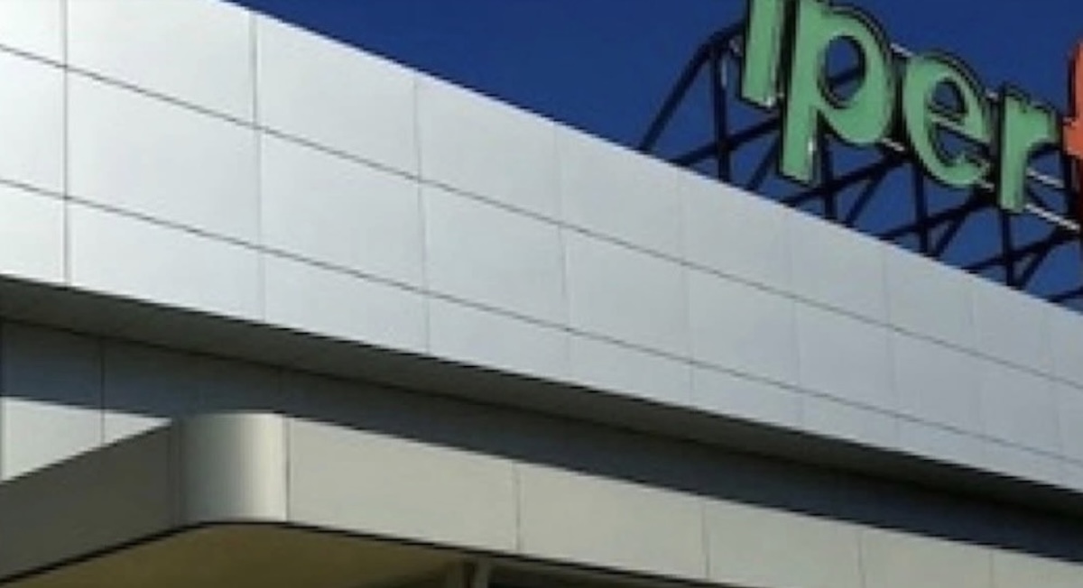 disgrazia nel parcheggio del supermercato si era addormentato l236 sotto8230 cristian morto schiacciato da Thesocialpost.it disgrazia nel parcheggio del supermercato si era addormentato l236 sotto8230 cristian morto schiacciato
