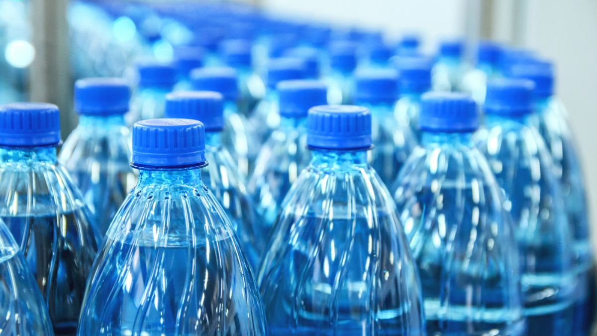 Acqua in bottiglie di plastica, da noi cambia tutto: lo stop clamoroso. Ecco da quando