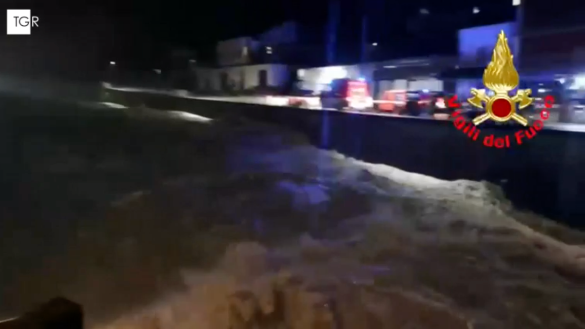 maltempo in italia campeggio evacuato 250 turisti costretti ad andare via da Thesocialpost.it maltempo in italia campeggio evacuato 250 turisti costretti ad andare via