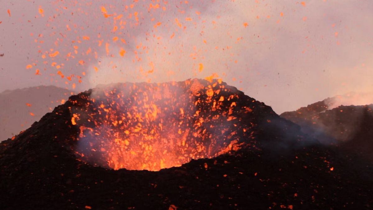 L’Etna torna ad esplodere: eruzione in corso, cosa succede ai voli aerei