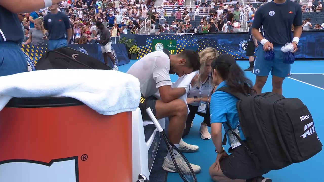 Paura per Djokovic, si sente male in campo! Cos’è successo