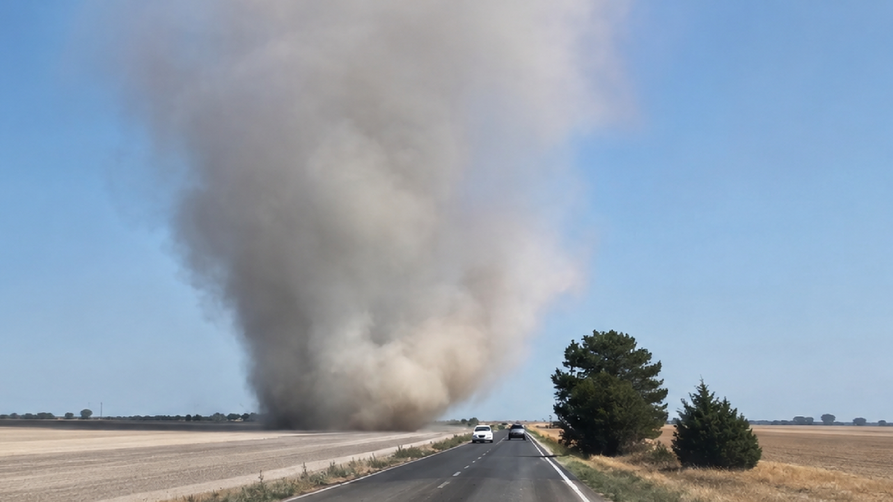 Foggia, spunta un “diavolo di sabbia” sulla strada: il vortice di polvere sconvolge gli automobilisti