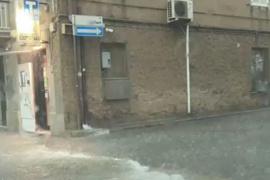Maltempo, violento temporale allaga la città: le strade si trasformano in fiumi