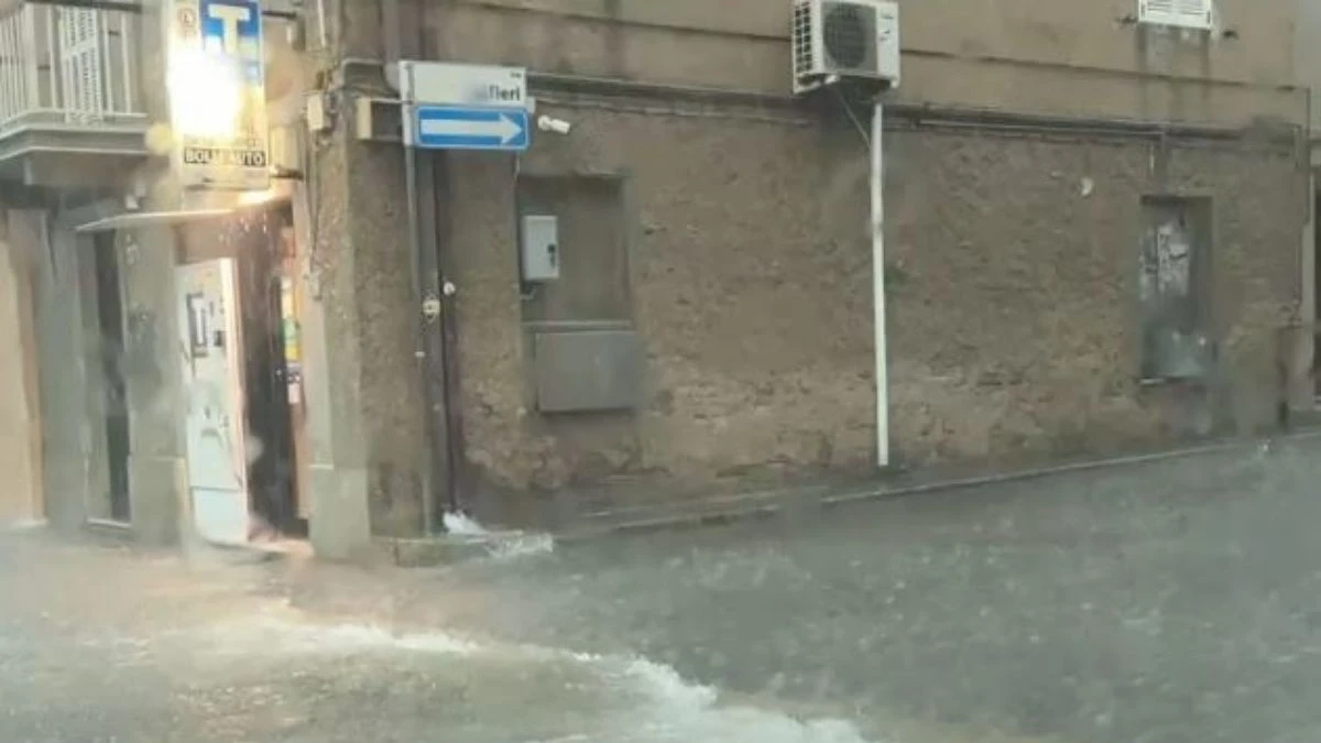 Maltempo, violento temporale allaga la città: le strade si trasformano in fiumi