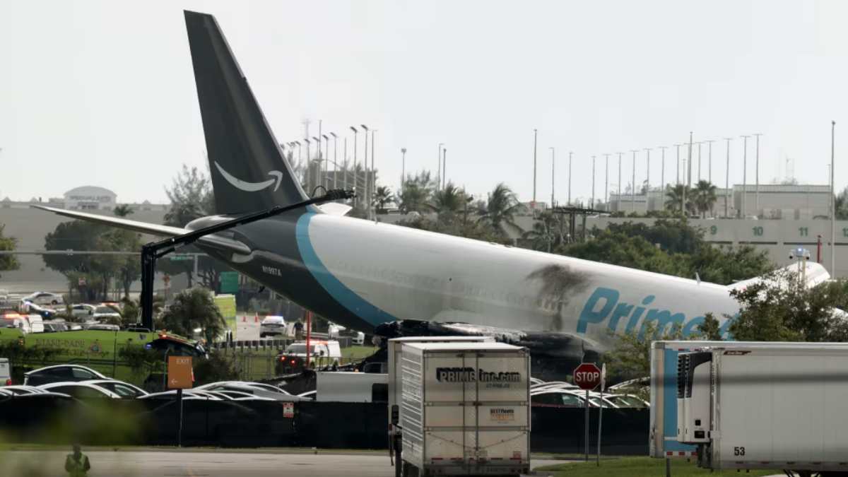 aereo cargo amazon si schianta a miami esce di pista colpisce diversi veicoli e prende fuoco da Thesocialpost.it aereo cargo amazon si schianta a miami esce di pista colpisce diversi veicoli e prende fuoco