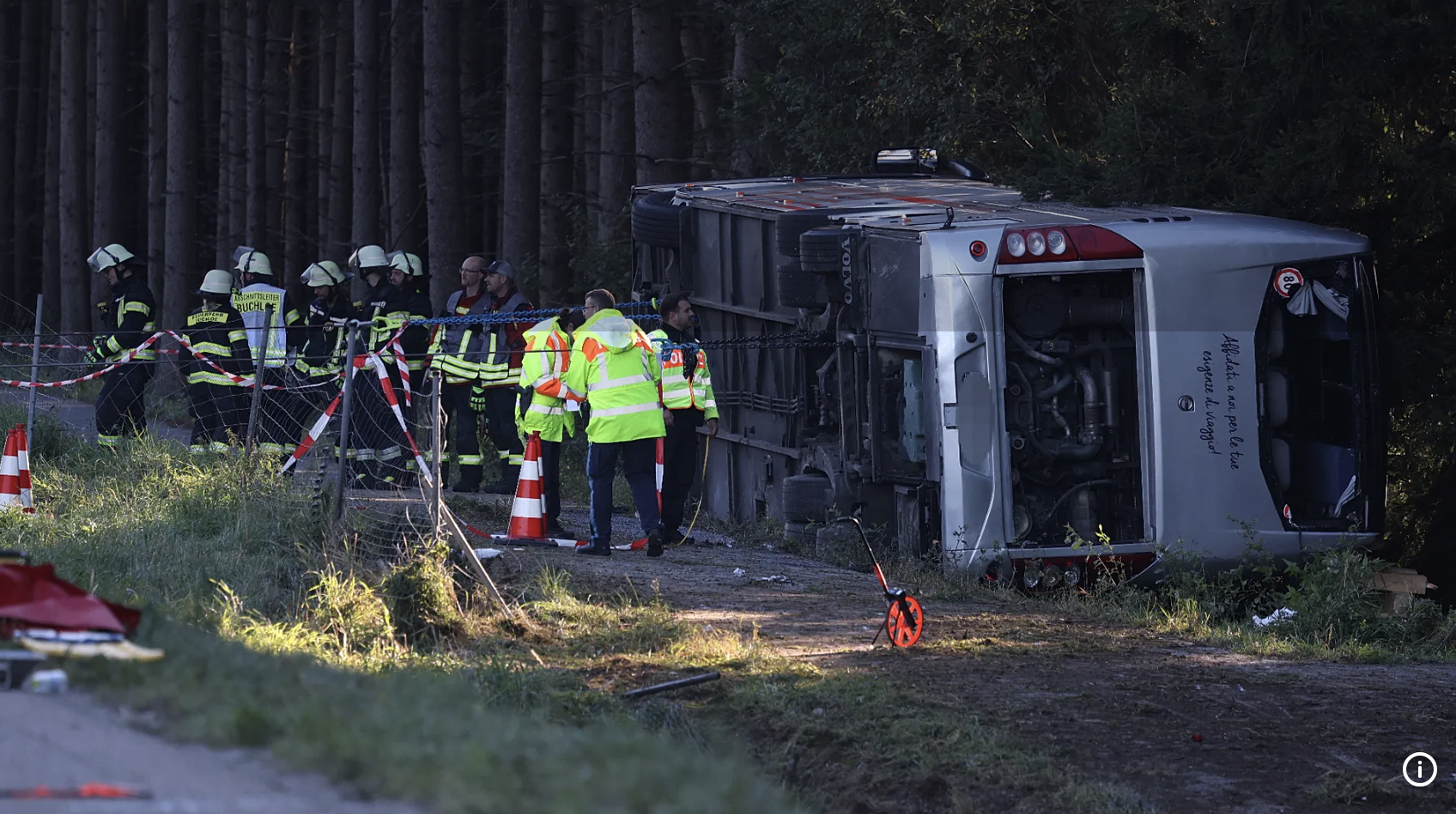 autobus parte da milano e si ribalta morti e feriti 232 strage da Thesocialpost.it autobus parte da milano e si ribalta morti e feriti 232 strage