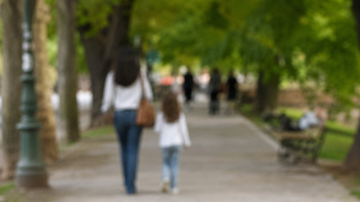 bimba di 6 anni accerchiata e picchiata da coetanei orrore davanti alla madre da Thesocialpost.it bimba di 6 anni accerchiata e picchiata da coetanei orrore davanti alla madre