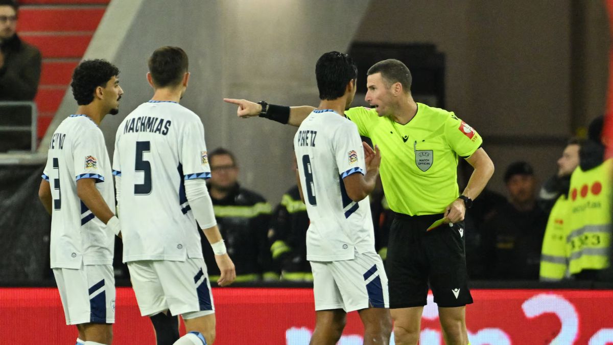 “Gesto vergognoso!”. Il calciatore esulta così e viene espulso dall’arbitro
