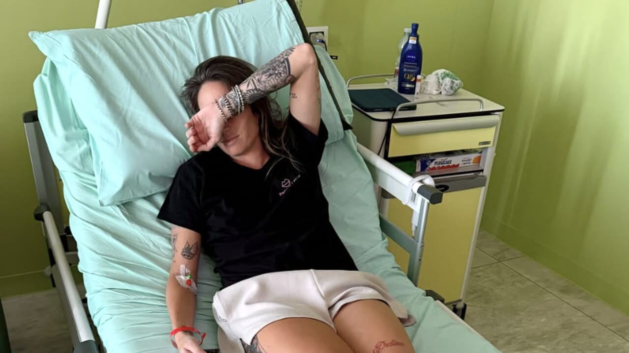 “Febbre alta, non scende”. La famosa italiana in ospedale, cosa succede