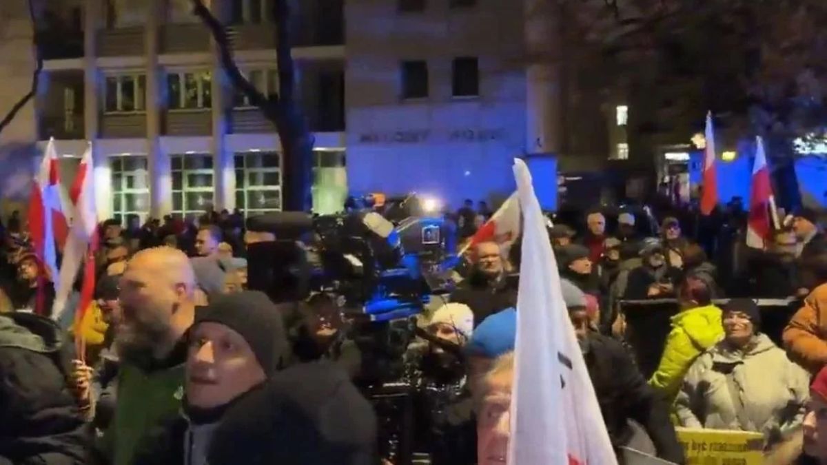 polonia sospeso il presidente della corte costituzionale polizia schierata a varsavia da Thesocialpost.it polonia sospeso il presidente della corte costituzionale polizia schierata a varsavia