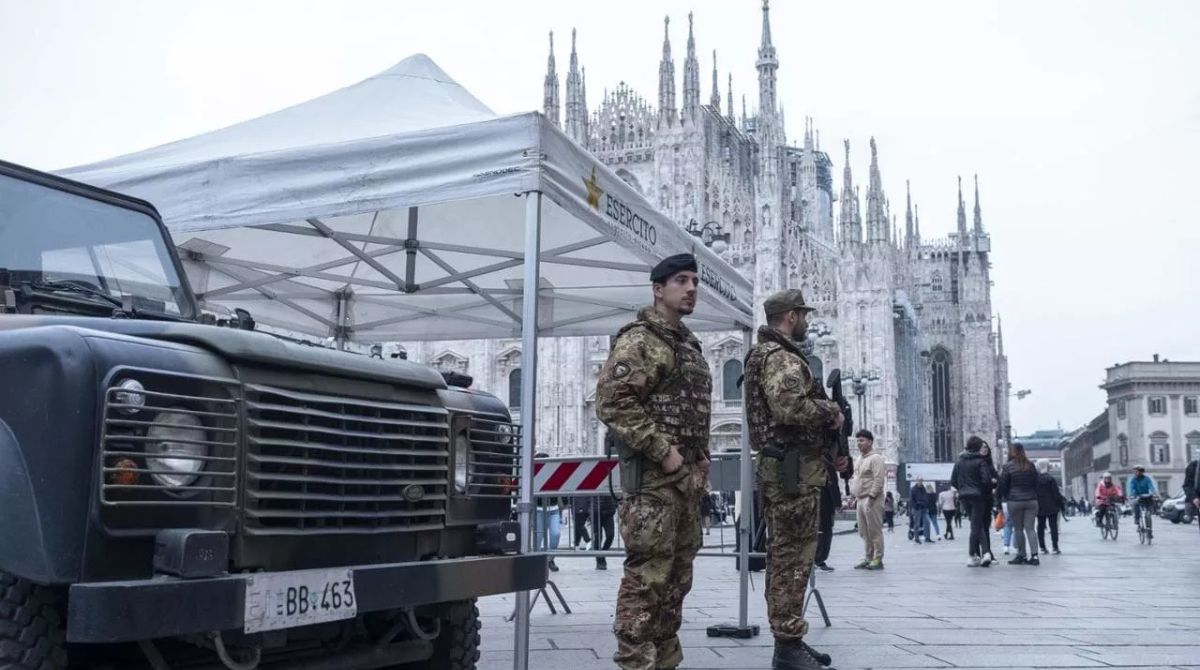 Milano, arrivano i parà e la città si blinda per il 24 ottobre: nelle chat i manuali della rivolta