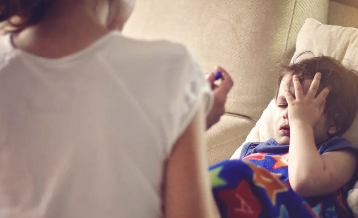 Virus autunnali nei bambini: influenza e bronchiolite, quando chiamare il pediatra e quando rientrare a scuola