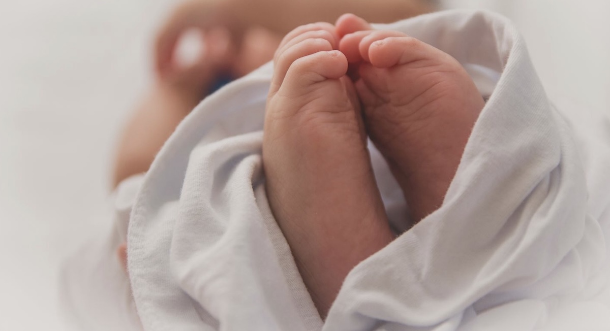 Neonato muore un mese dopo la nascita: arrestato il primario, due medici e un’ostetrica sospesi