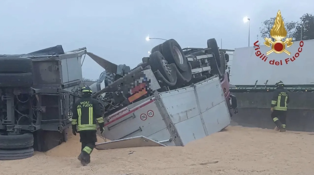 schianto atroce camion ribaltato code per km un macello in autostrada da Thesocialpost.it schianto atroce camion ribaltato code per km un macello in autostrada