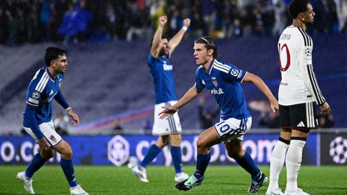 Il Como travolge il Manchester United 4-1: Nico Paz show, Carrick sotto pressione e l’ombra di Conte
