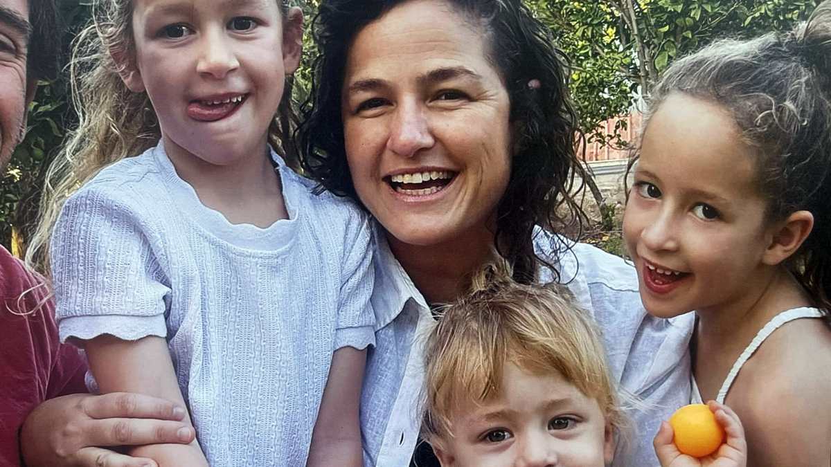Nir Oz, nella casa dove Hamas ha sterminato una famiglia: cinque sorrisi tra le macerie del 7 ottobre